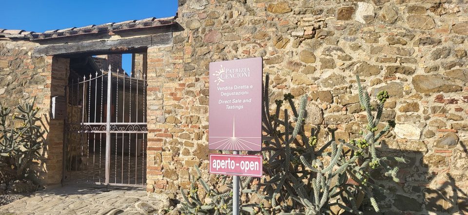 The gate and sign at Patrizia Cencioni
